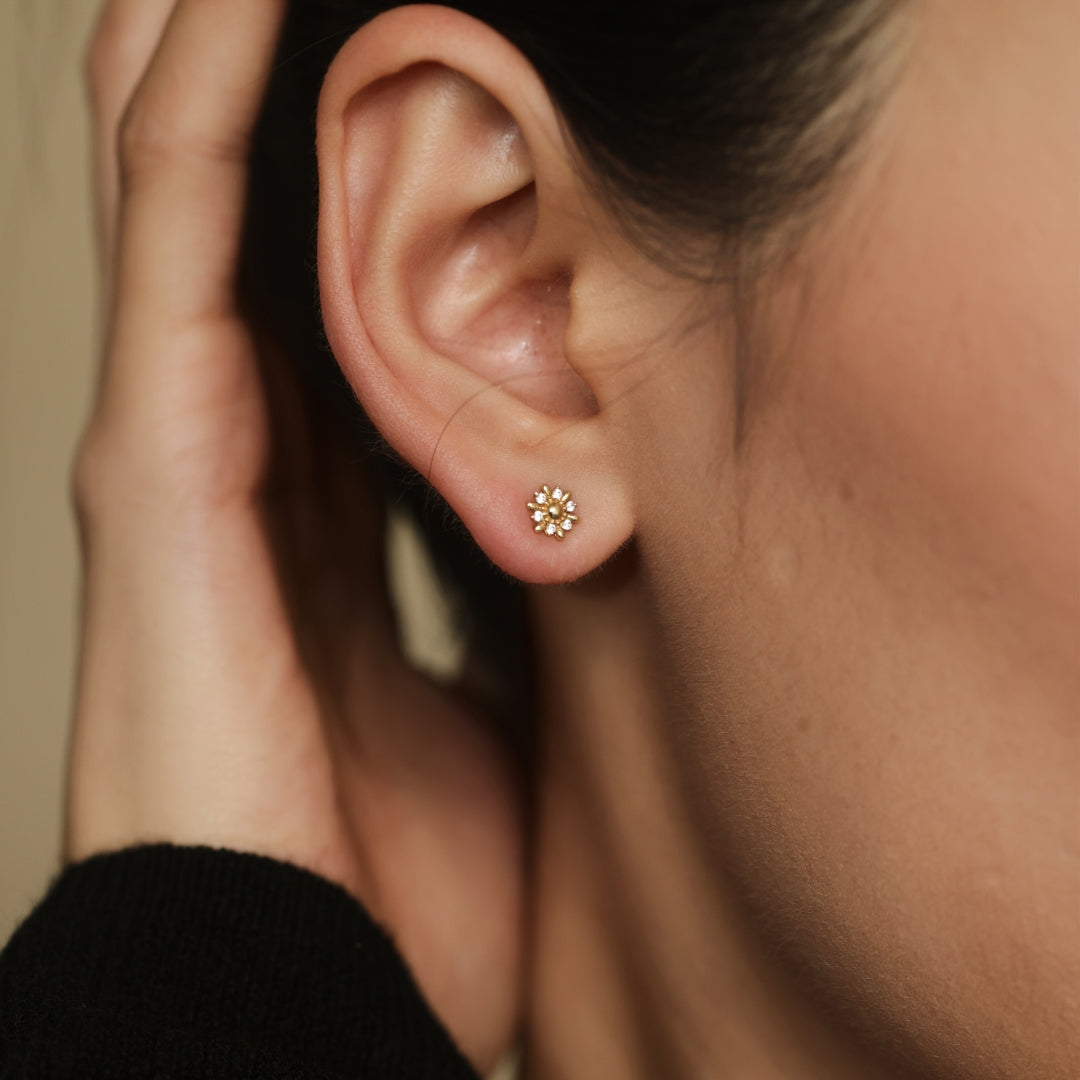 Daisy Jewelry, Dainty daisy flower studs, daisy flower earrings, tiny gold studs, gold earrings studs simple unique.