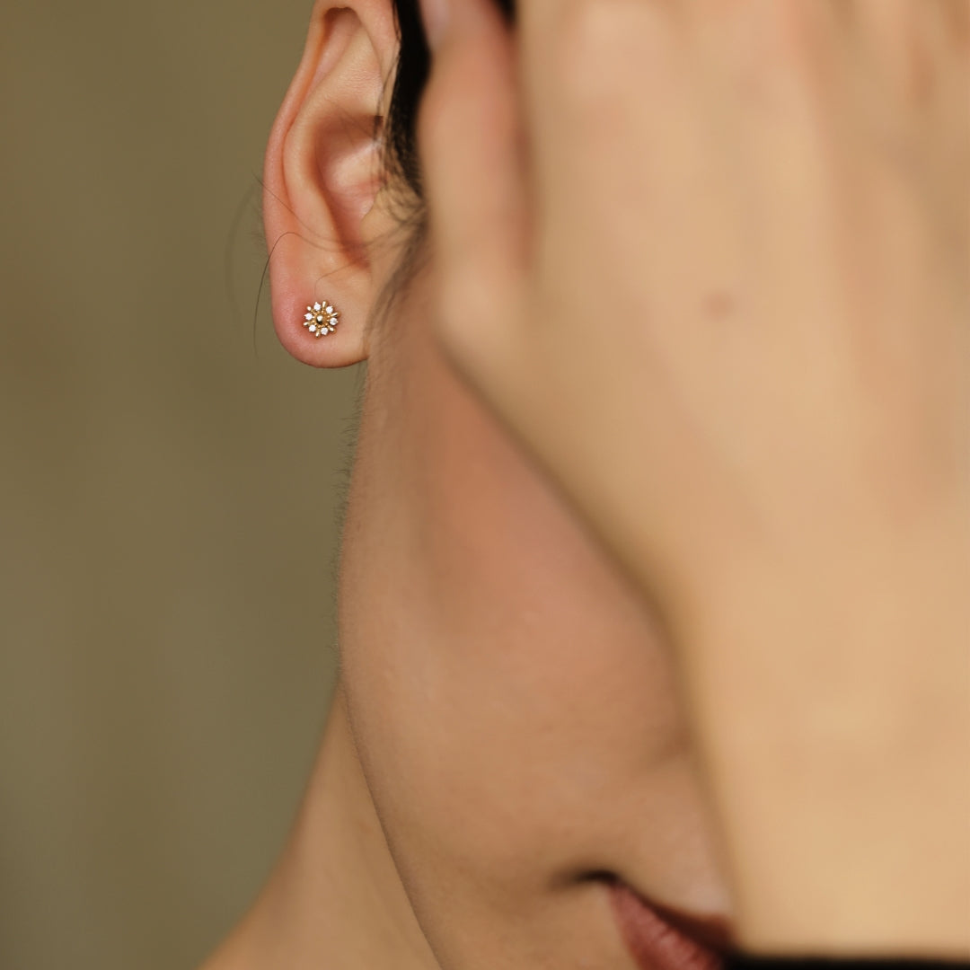 Daisy Jewelry, Dainty daisy flower studs, daisy flower earrings, tiny gold studs, gold earrings studs simple unique.
