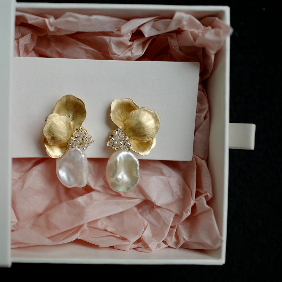 Gold Petal Pearl Earrings l Gold Flower Pear Bridal Earrings |Floral statement earrings |Vintage style Baroque Pearl wedding earrings