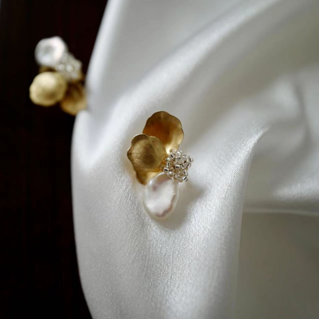 Gold Petal Pearl Earrings l Gold Flower Pear Bridal Earrings |Floral statement earrings |Vintage style Baroque Pearl wedding earrings
