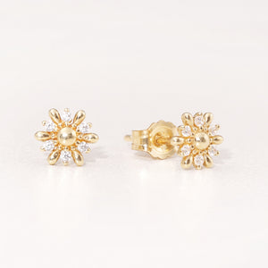 Daisy Jewelry, Dainty daisy flower studs, daisy flower earrings, tiny gold studs, gold earrings studs simple unique. 