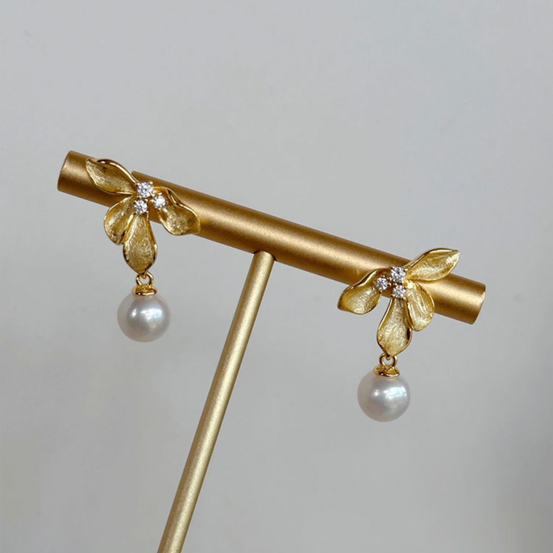 Close-up of Flower Statement Earrings featuring freshwater pearl statement earrings and three sparkling diamonds, perfect as bridal pearl statement earrings and Gold pearl earrings for a statement pearl earrings wedding look.