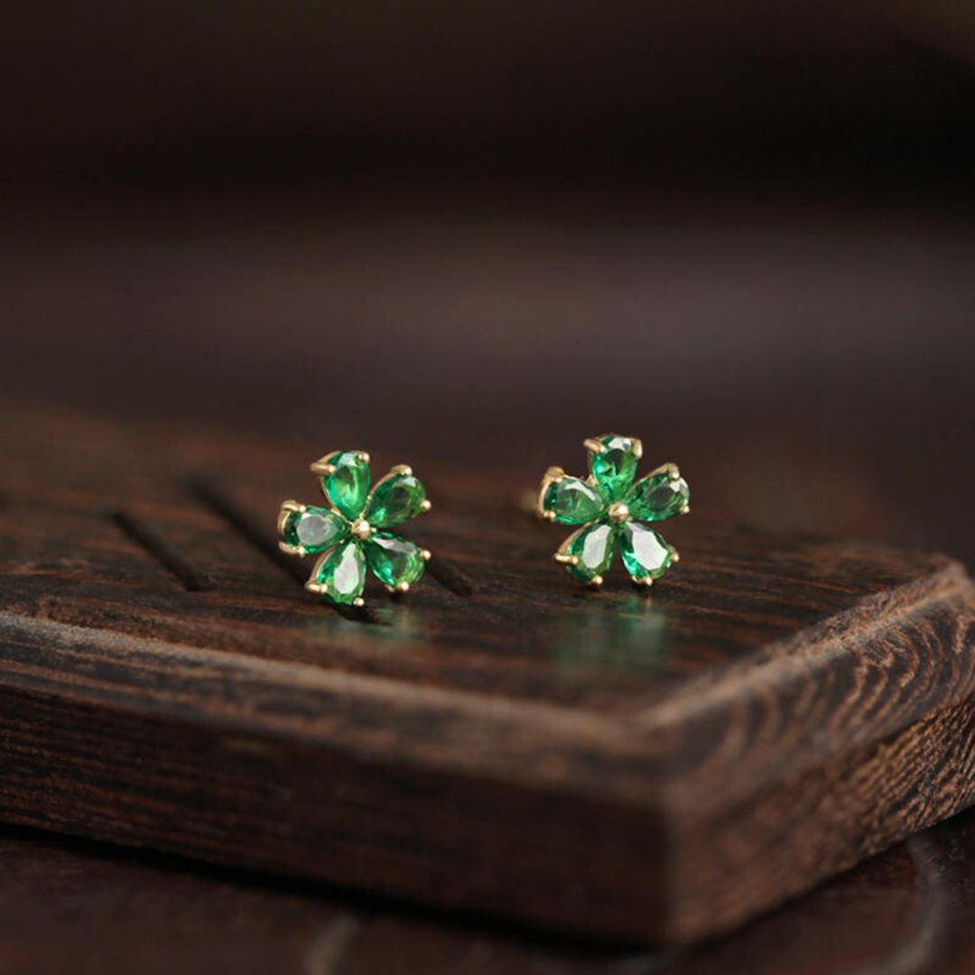 Daisy flower stud earrings, Emerald flower stud earrings, Green flower stud earrings, Tiny emerald flower earrings, Minimalist green earrings, Emerald birthstone earrings, Emerald flower earrings for gift, Emerald floral stud earrings, Gold emerald flower earrings