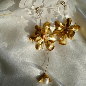 Statement Wedding Earrings, Wedding Jewelery Statement Earrings, Wedding Flower Earrings Gold, Bridal Statement Earrings Floral, Boho Floral Accessories, Unique Wedding Earrings, Large Flower Earrings, girly jewelry, flowers outfit, Bridesmaid Gifts Earrings, long dangle earrings.