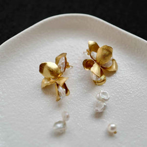 Statement Wedding Earrings, Wedding Jewelery Statement Earrings, Wedding Flower Earrings Gold, Bridal Statement Earrings Floral, Boho Floral Accessories, Unique Wedding Earrings, Large Flower Earrings, girly jewelry, flowers outfit, Bridesmaid Gifts Earrings, long dangle earrings.