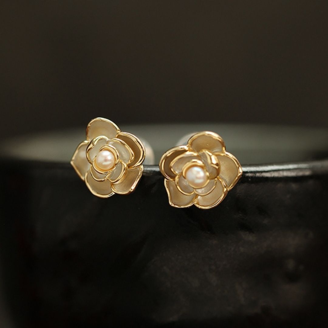 Tiny jasmine flower stud earrings, Jasmine flower earrings, Small jasmine stud earrings, Jasmine flower jewelry, Dainty jasmine earrings, Floral stud earrings, Jasmine blossom earrings, Delicate flower stud earrings, Gold jasmine stud earrings, Jasmine flower gift earrings