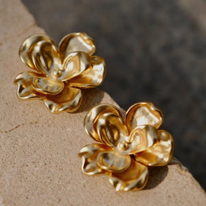 Close-up of vintage gold flower earrings with intricate details, perfect as gold flower statement earrings and Classic Wedding Accessories. Ideal Flower Stud Earrings for earrings for wedding bridesmaid jewelry and Bridesmaid Proposal Earrings.