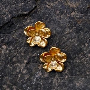 Close-up of vintage gold flower earrings with intricate details, perfect as gold flower statement earrings and Classic Wedding Accessories. Ideal Flower Stud Earrings for earrings for wedding bridesmaid jewelry and Bridesmaid Proposal Earrings.