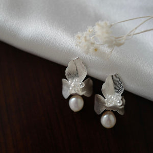 Silver Iris flower pearl wedding earrings, art deco white flower pearl bridal earrings, Pearl Bridesmaids Earrings, Iris flower jewelry