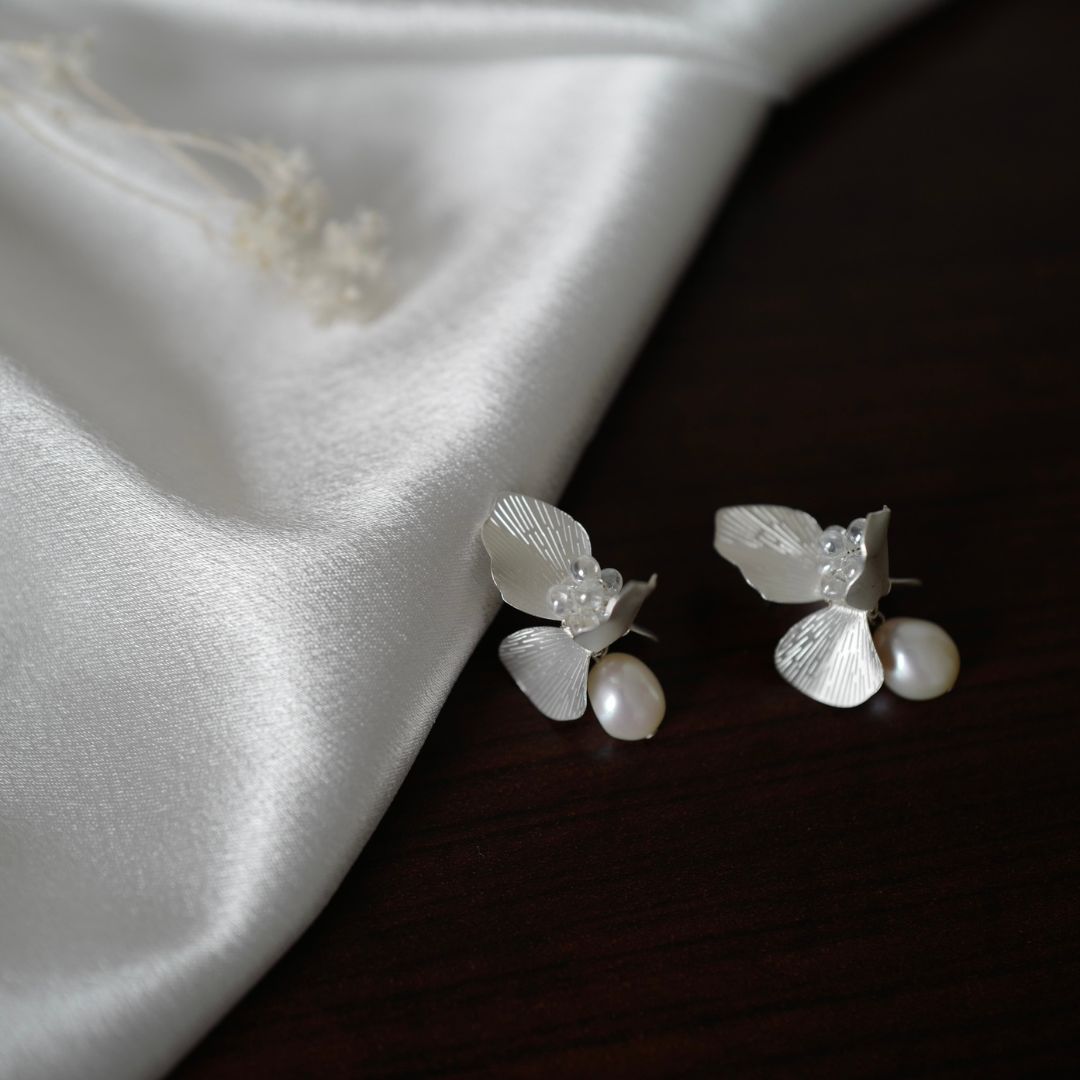WILD PEARL DROP EARRING - WHITE/SILVER main image 0